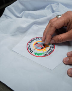 Confeccionamos uniformes escolares usando técnicas mixtas con bordado y DTF